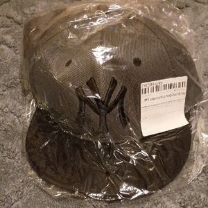 Gray Embroidered Men's Baseball Cap - Unbranded